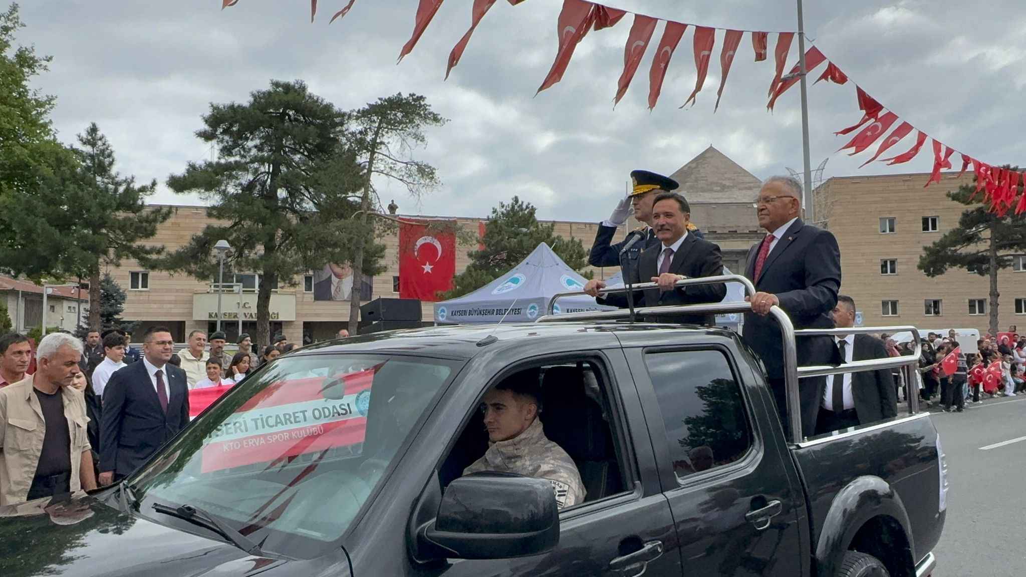 kayseride-30-agustos-zafer-bayraminin-104uncu-yil-donumu-cumhuriyet-meydaninda-duzenlenen-torenlerle-coskuyla-kutlandi-vali-gokmen-cicek-torende-yaptigi-konusmada-birlik-ve-beraberlik-mesaji-vererek-biz-hep-var-olacagiz-bedel-odedik-bedel-odeyecegiz-dedi