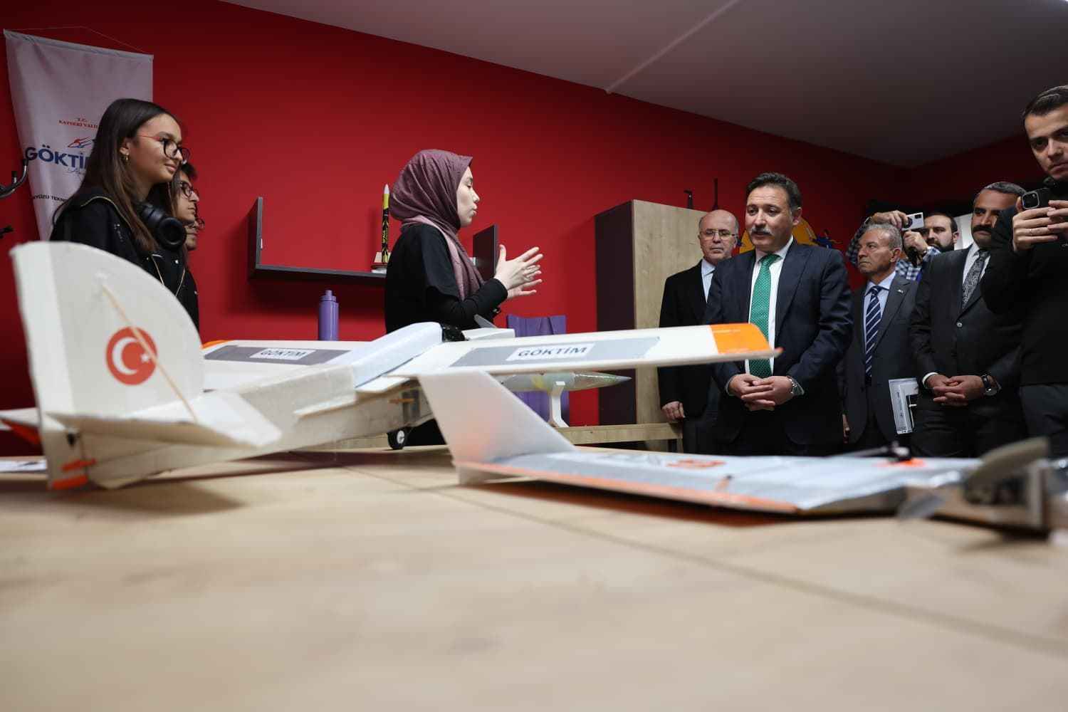 kayseri-valisi-gokmen-cicek-goktim-gokyuzu-teknoloji-ve-inovasyon-merkezini-ziyaret-ederek-genc-mucitlerle-bir-araya-geldi