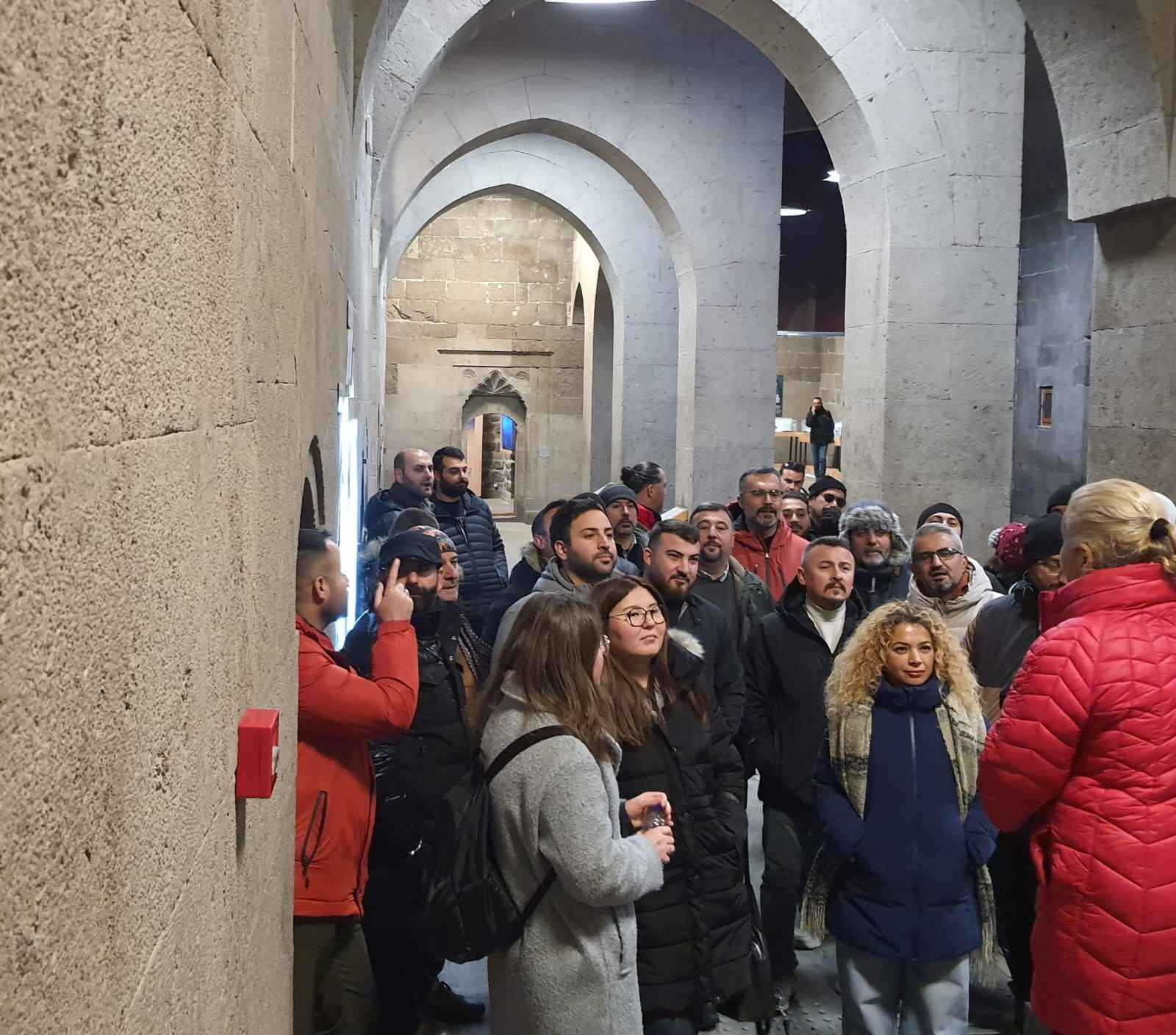 nevsehir-turist-rehberleri-odasi-nero-baskani-ozay-onur-ve-beraberindeki-turist-rehberleri-kayseri-buyuksehir-belediyesinin-onculugunde-hayata-gecirilen-kulturel-ve-turizm-yatirimlarini-yerinde-inceledi