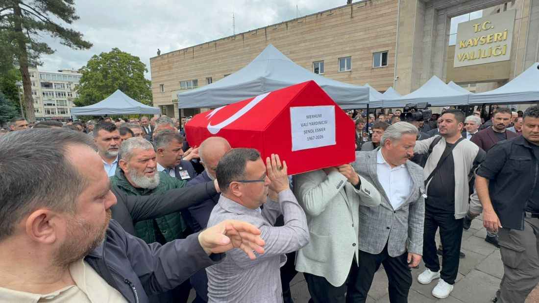 kayseride-gecirdigi-kalp-krizi-sonucu-59-yasinda-hayatini-kaybeden-vali-yardimcisi-senol-esmer-icin-valilik-onunde-toren-duzenlend