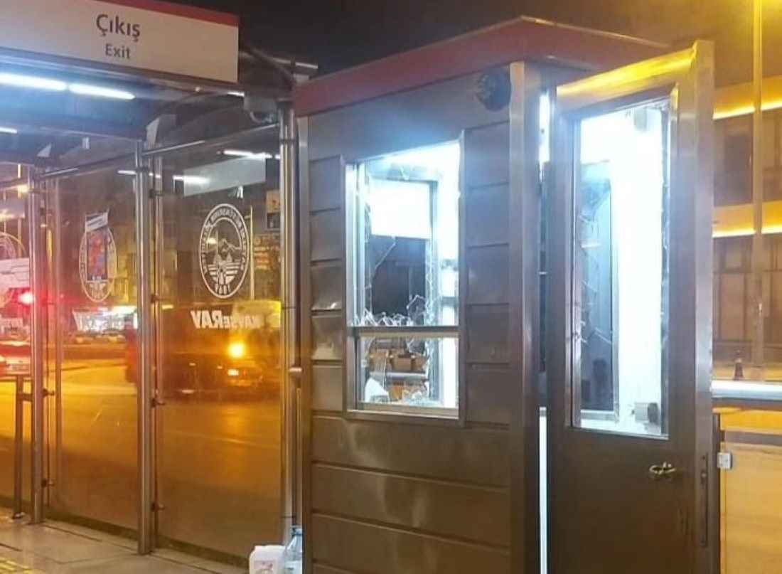 kayseride-tramvay-duraginda-bulunan-guvenlik-kulubesinin-camlarini-kirarak-zarar-verdikten-sonra-kacan-3-kisi-polis-ekiplerince-yakalandi
