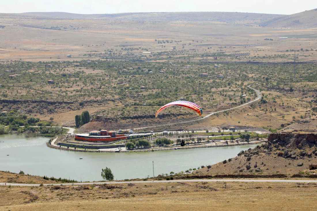 tarih-ve-turizm-ilcesi-incesuda-zipline-adrenalin-merkezinin-ardindan-simdi-de-yamac-parasutu-denemeleri-basladi