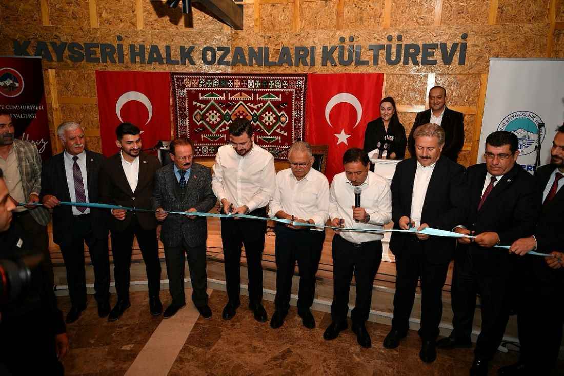 kayseri-buyuksehir-belediye-baskani-dr-memduh-buyukkilic-sehrin-kulturel-hafizasina-sahip-cikarak-kayseri-valisi-gokmen-cicek-ve-sehir-protokolu-ile-birlikte-halk-ozanligi-gelenegini-yasatmak-amaciyla-yenilenen-kayseri-halk-ozanlari-kultur-evinin-acilisini-gerceklestirdi