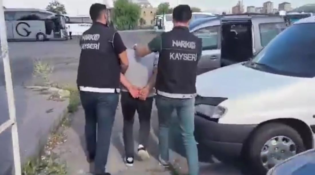  Polis ekipleri tarafından gerçekleştirilen operasyonlar kapsamında; S.K. VE E.A.’nın üzerinde toplam 6 kilogram 432 gram narkotik madde ele geçirildi.