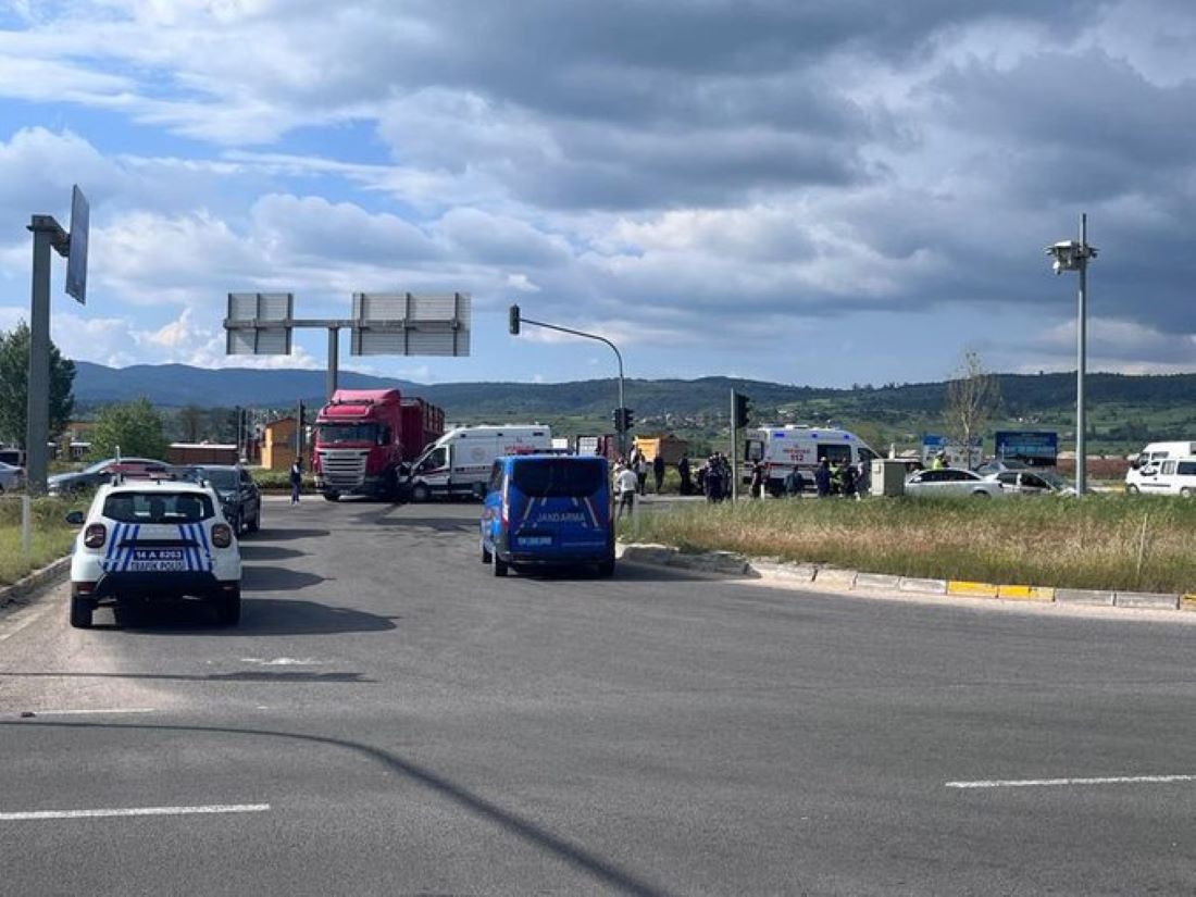 Ambulansla hastaneye sevk edilen Gerede Cumhuriyet Başsavcısı Aybüke Rana Er, TIR ve iki otomobilin karıştığı kazada yaralandı. Kazada toplam 8 kişi yaralandı.