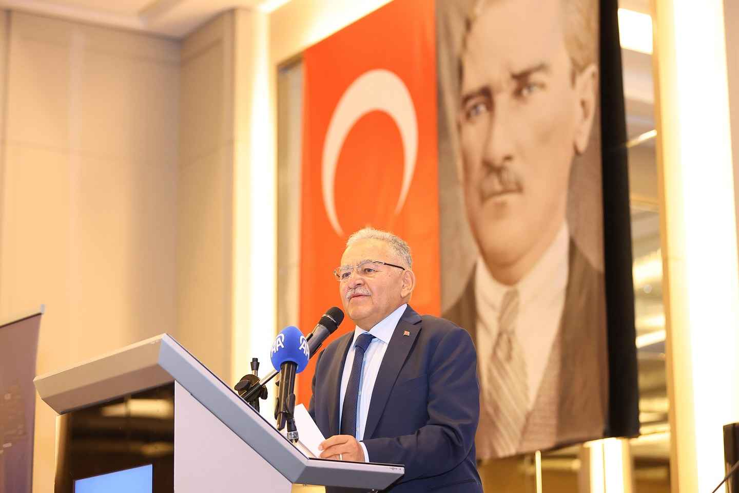 ak-parti-sosyal-politikalar-baskanliginin-ic-anadolu-bolge-toplantisina-katilan-buyuksehir-belediye-baskani-dr-memduh-buyukkilic-sosyal-belediyecilikteki-basarili-hizmetleriyle-takdir-topladi