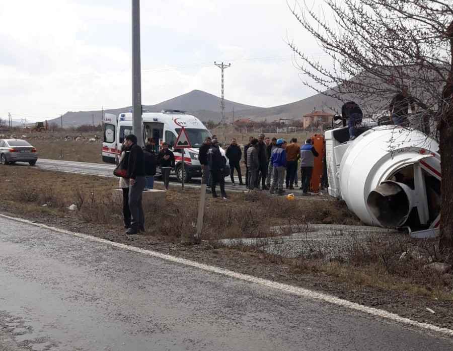 kayseride-surucusunun-direksiyon-hakimiyetini-kaybettigi-beton-mikseri-devrildi-aracta-sikisan-sofor-itfaiye-ekiplerince-kurtarildi