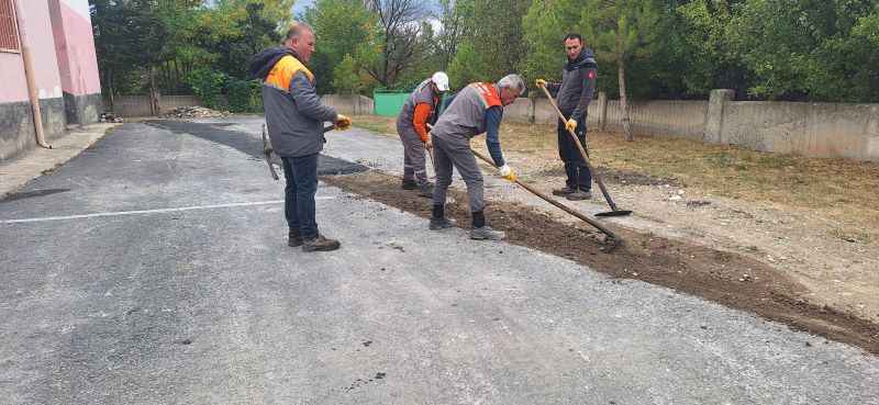kayseri-buyuksehir-belediyesi-yaklasan-kis-mevsimi-oncesi-kirsal-mahallelerde-yol-bakim-ve-onarim-calismalarini-hizlandirdi
