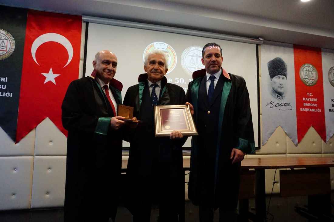 turkiye-barolar-birligi-tbb-baskani-erinc-sagkan-kayseri-baro-baskani-ali-kose-ile-meslekte-40-ve-50nci-yilini-dolduran-avukatlara-plaket-takdim-torenine-katildi