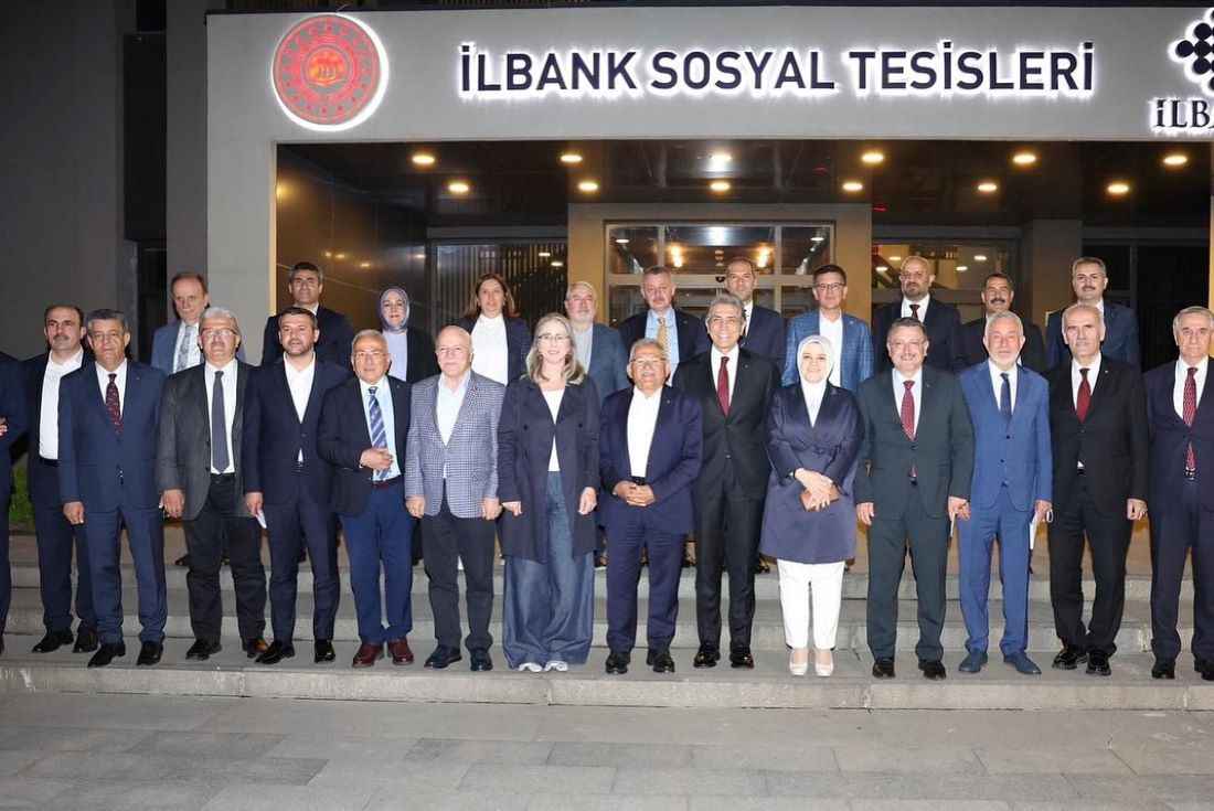kayseri-buyuksehir-belediye-baskani-dr-memduh-buyukkilic-ak-parti-yerel-yonetimlerden-sorumlu-genel-baskan-yardimcisi-mustafa-demirin-baskanliginda-gerceklesen-toplantiya-katildi