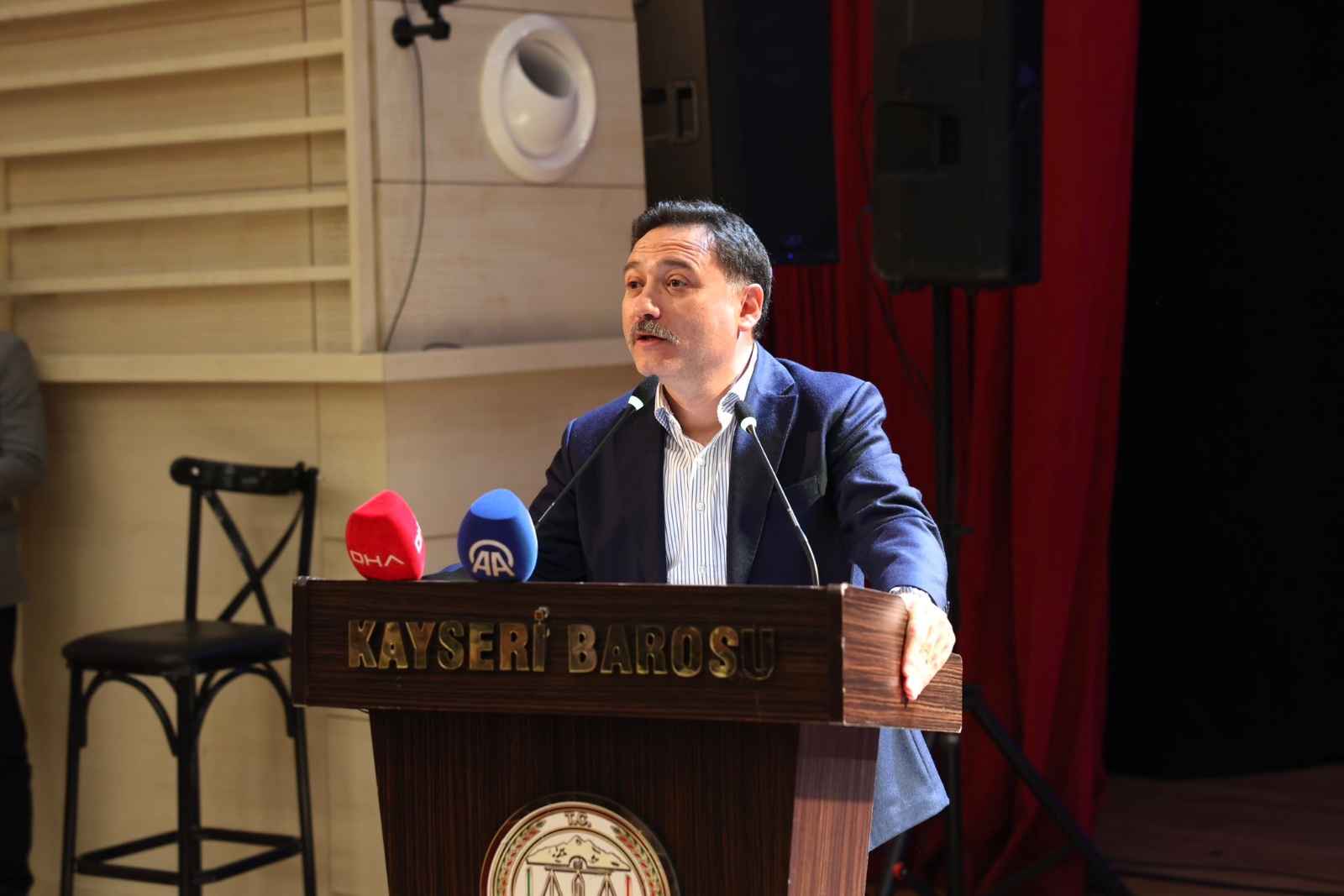 kayseride-5-nisan-avukatlar-gunu-kapsaminda-avukatlardan-olusan-koro-verdikleri-konserle-buyuk-begeni-topladi-vali-gokmen-cicekin-de-katildigi-gecede-hukukcular-adalet-arayislarini-bu-kez-notalarla-dile-getirdi