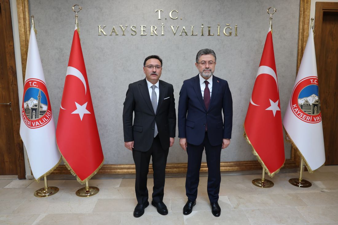 Bir dizi program kapsamında Kayseri’ye gelen Tarım ve Orman Bakanı İbrahim Yumaklı, Kayseri Valisi Gökmen Çiçek’i makamında ziyaret etti.