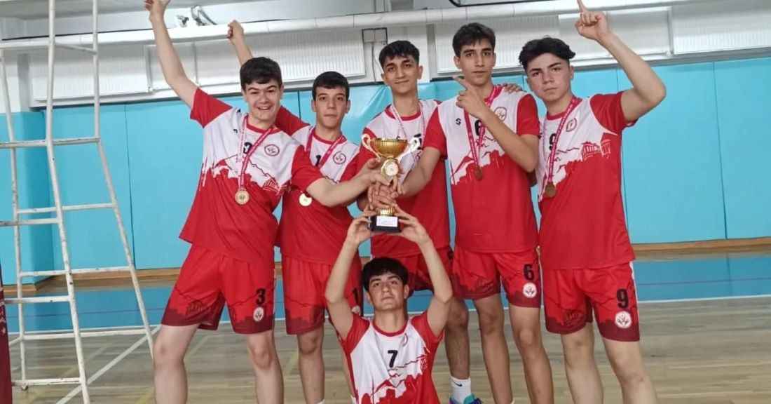 kuluplu-kucukler-kategorisinde-erkeklerde-sampiyon-olan-elit-voleybol-finallere-kalirken-kizlarda-sampiyon-olan-kvk-elendi