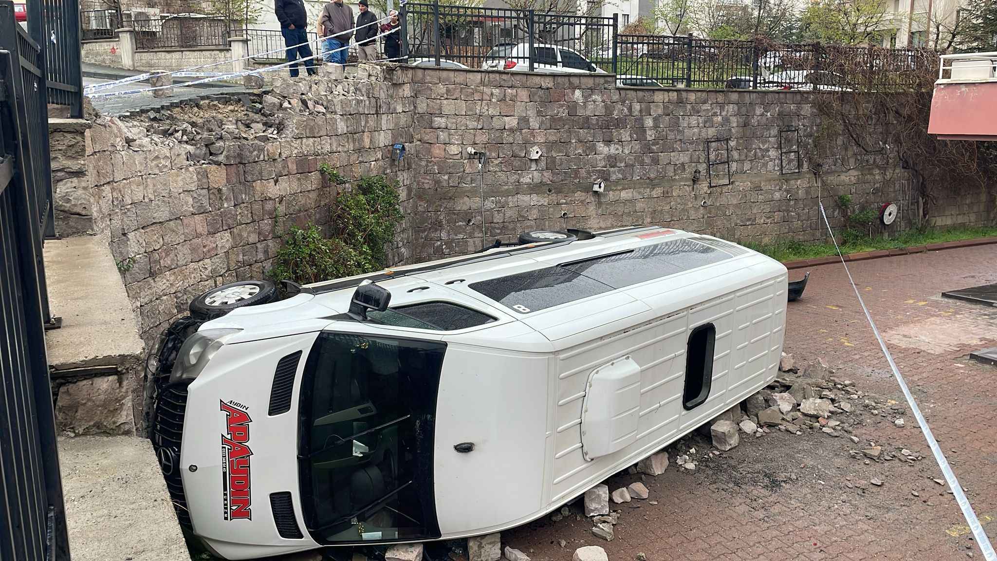 kayserinin-talas-ilcesinde-kontrolden-cikan-minibusun-yaklasik-6-metre-yukseklikten-devrildigi-kazada-1-kisi-yaralandi