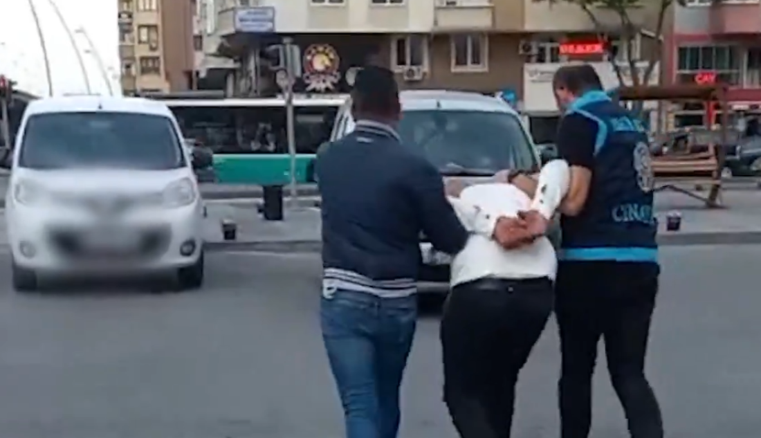 Esentepe Mahallesi’nde polis memuru Hamdi Uysal’a aracıyla çarparak yaralayıp ve ardından kayıplara karışan 23 yaşındaki İ.T., yapılan operasyonla yakalandı