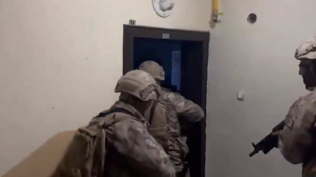 229 ekip ve 1045 personelin katılımıyla gerçekleştirilen operasyonda, aranan şahısların saklandıkları adreslere eş zamanlı baskınlar düzenlendi. 117 kişi yakalandı
