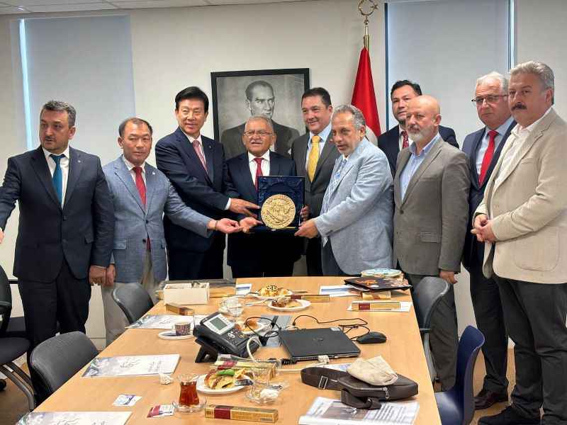 baskan-dr-memduh-buyukkilic-beraberindeki-heyet-ile-guney-kore-temaslari-kapsaminda-seul-buyukelcisi-salih-murat-tameri-ziyaret-etti