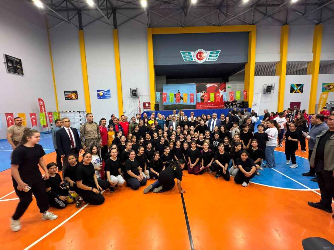 valilik-belediye-ve-spor-camiasinin-is-birligiyle-yurutulen-erva-spor-okullarinda-ogrencilere-kiyafet-destegi-saglandi-kayserinin-genclere-yonelik-projesi-turkiyeye-model-oluyor