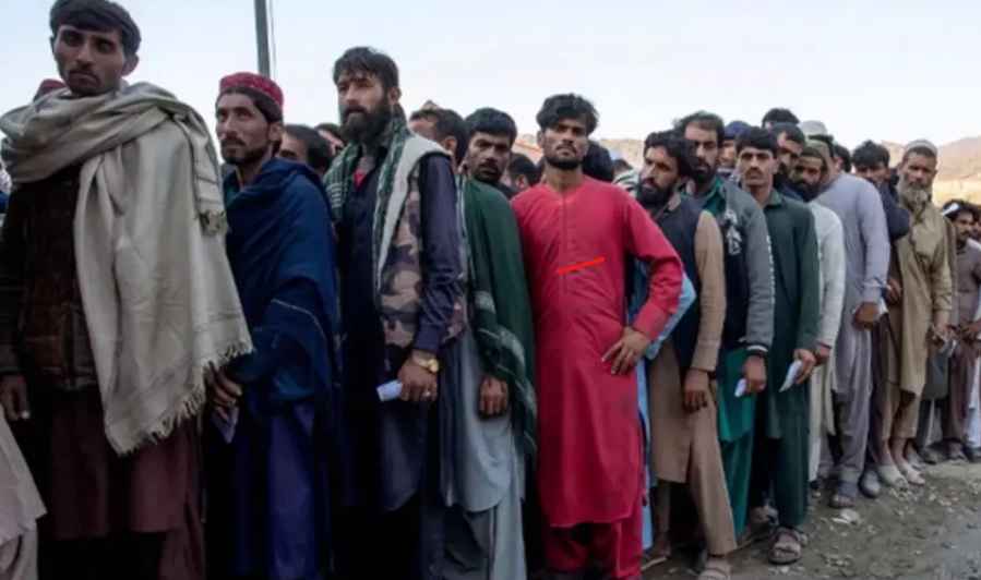 duzensiz-gocmenleri-ulkeden-gondermeye-hazirlanan-iran-mart-2025e-kadar-yaklasik-2-milyon-kisiyi-sinir-disi-edecegini-duyururken-bu-gocmenlerin-turkiyeye-gonderilecegi-iddiasi-kamuoyunda-infial-yaratti