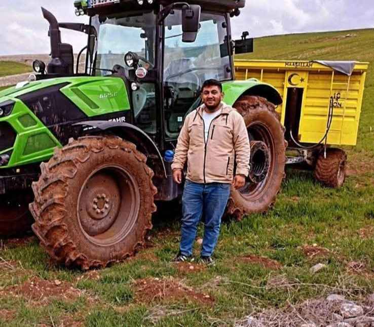 kayserinin-bunyan-ilcesinde-kontrolden-cikarak-yol-kenarindaki-tarlaya-devrilen-otomobilde-bulunan-surucu-ali-demir-ile-babasi-unsal-demir-hayatini-kaybetti