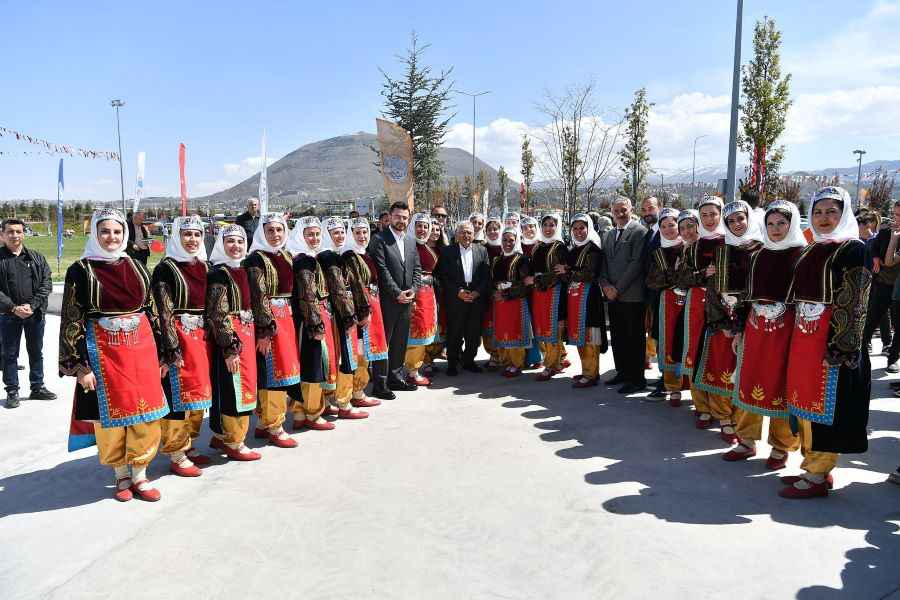 kayseri-buyuksehir-belediyesi-tarafindan-23-nisan-ulusal-egemenlik-ve-cocuk-bayrami-haftasinda-duzenlenen-2nci-cocuk-kitap-fuari-ve-senligi-recep-tayyip-erdogan-millet-bahcesinde-coskulu-bir-torenle-acildi