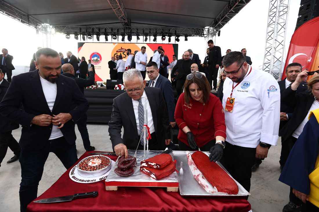 kayserinin-tescilli-lezzetleri-uc-gun-boyunca-ziyaretcilerle-bulusuyor-unlu-seflerin-gastronomi-ustalarinin-ve-kayserililerin-bulustugu-3-kayseri-gastronomi-gunlerinde-kent-adeta-lezzet-kokuyor