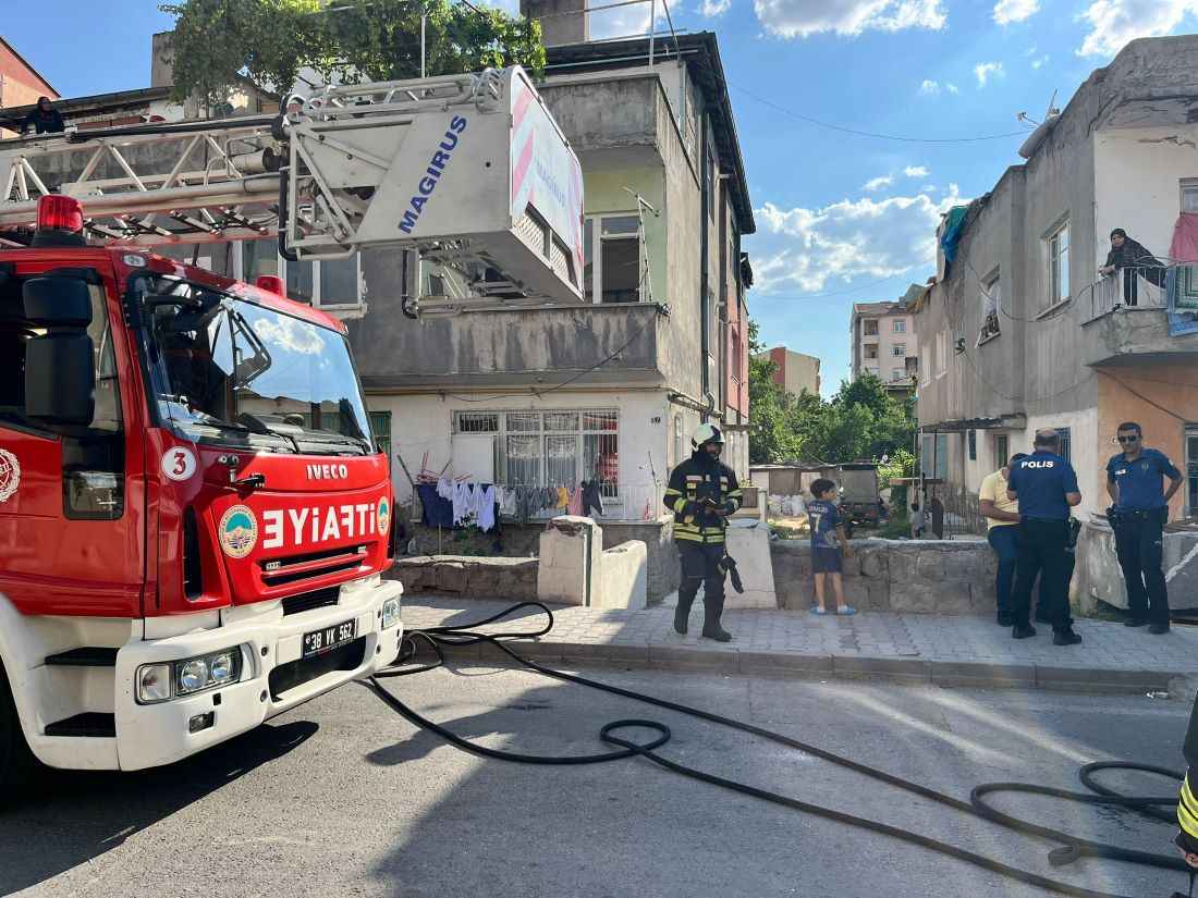 yeni-mahallede-bir-apartman-dairesinde-cikan-yangin-itfaiye-ekipleri-tarafindan-buyumeden-sonduruldu