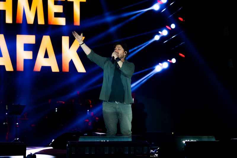 unlu-sanatci-ahmet-safak-kayseri-kultur-yolu-festivalinin-besinci-gununde-sahne-alarak-dinleyicilerine-unutulmaz-bir-aksam-yasatti