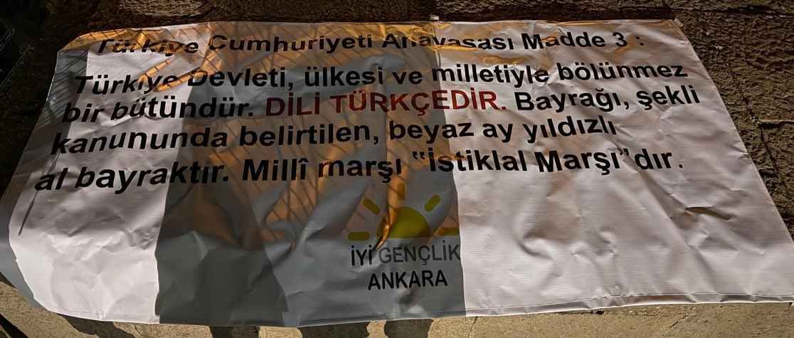 iyi-parti-ankara-genclik-kollari-baskani-mustafa-kaan-gunay-ve-partili-gencler-meclis-onunde-numan-kurtulmusu-protesto-etmek-icin-actiklari-pankart-nedeniyle-gozaltina-alindi