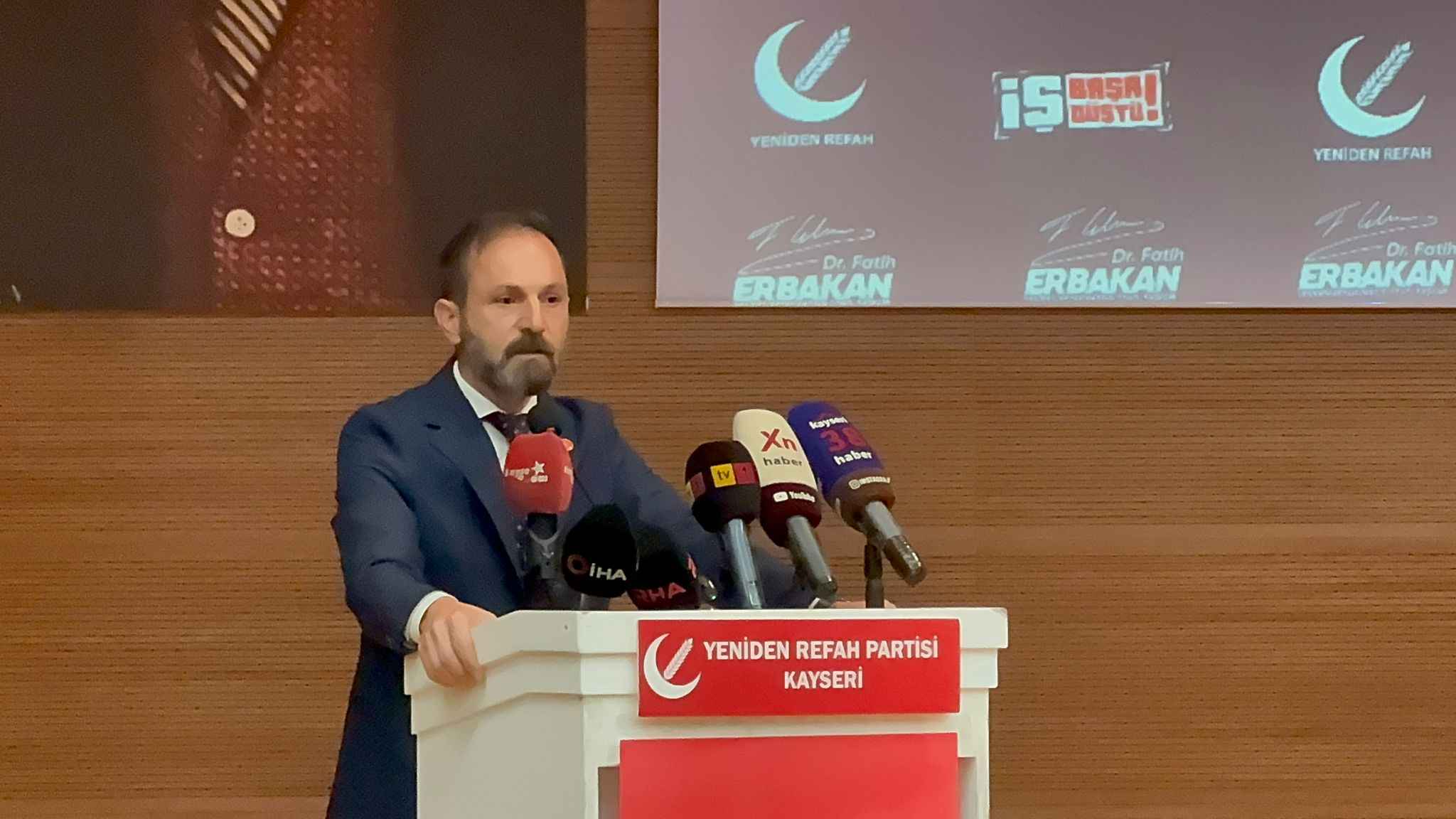 yeniden-refah-partisi-genel-baskan-yardimcisi-bulent-osman-osmanagaoglu-ak-partiye-gecen-4-kocasinan-belediye-meclis-uyesine-sert-sozlerle-yuklendi-osmanagaoglu-bunlarin-yaptiklari-siyasi-degil-insani-de-degildir-terbiyesizliktir-ahlaksizliktir-dedi