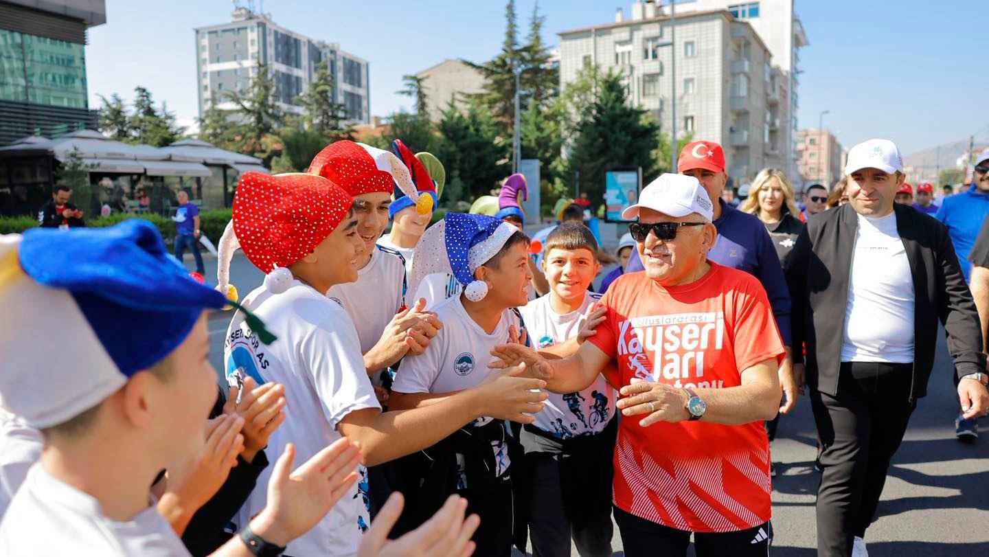 bir-maratondan-daha-fazlasi-sloganiyla-duzenlenen-6-uluslararasi-kayseri-yari-maratonu-22-ulkeden-200-yabanci-sporcu-dahil-yaklasik-10-bin-kisinin-katilimiyla-gerceklestirildi-baskan-memduh-buyukkilic-da-halk-kosusunda-vatandaslarla-birlikte-parkurda-yer-aldi