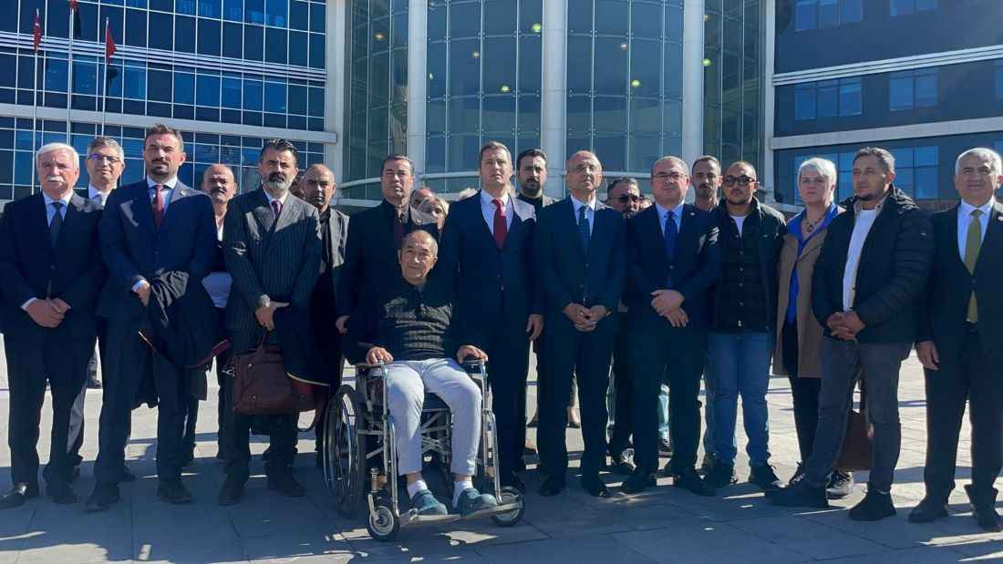 chp-genel-baskan-yardimcisi-parti-sozcusu-deniz-yucel-pinarbasi-belediye-meclis-uyesi-adayi-serafettin-bahadirin-darp-edilip-silahla-vuruldugu-olayla-ilgili-acilan-davanin-ardindan-aciklamalarda-bulundu