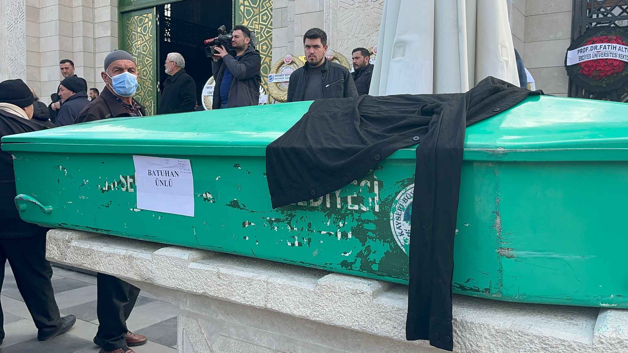 kayseride-26-yasindaki-batuhan-unlu-dun-karnindan-vurularak-hayatini-kaybetmisti-talihsiz-gencin-cenazesi-bugun-kilinan-cenaze-namazinin-ardindan-defnedildi