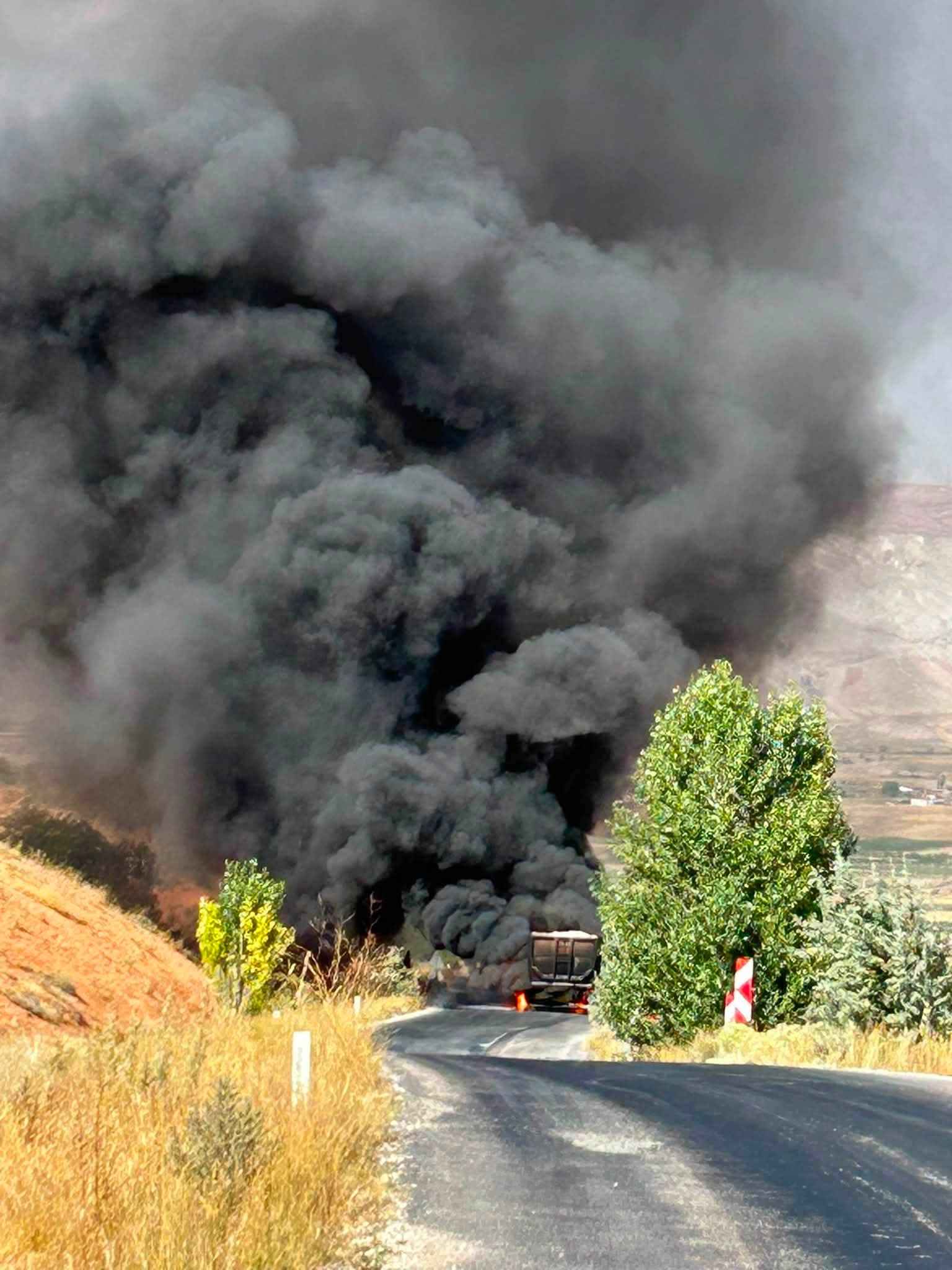 kayserinin-akkisla-ilcesine-bagli-ortakoy-mahallesi-yakinlarinda-seyir-halinde-ilerleyen-bir-kamyonda-henuz-belirlenemeyen-bir-sebepten-dolayi-yangin-cikti