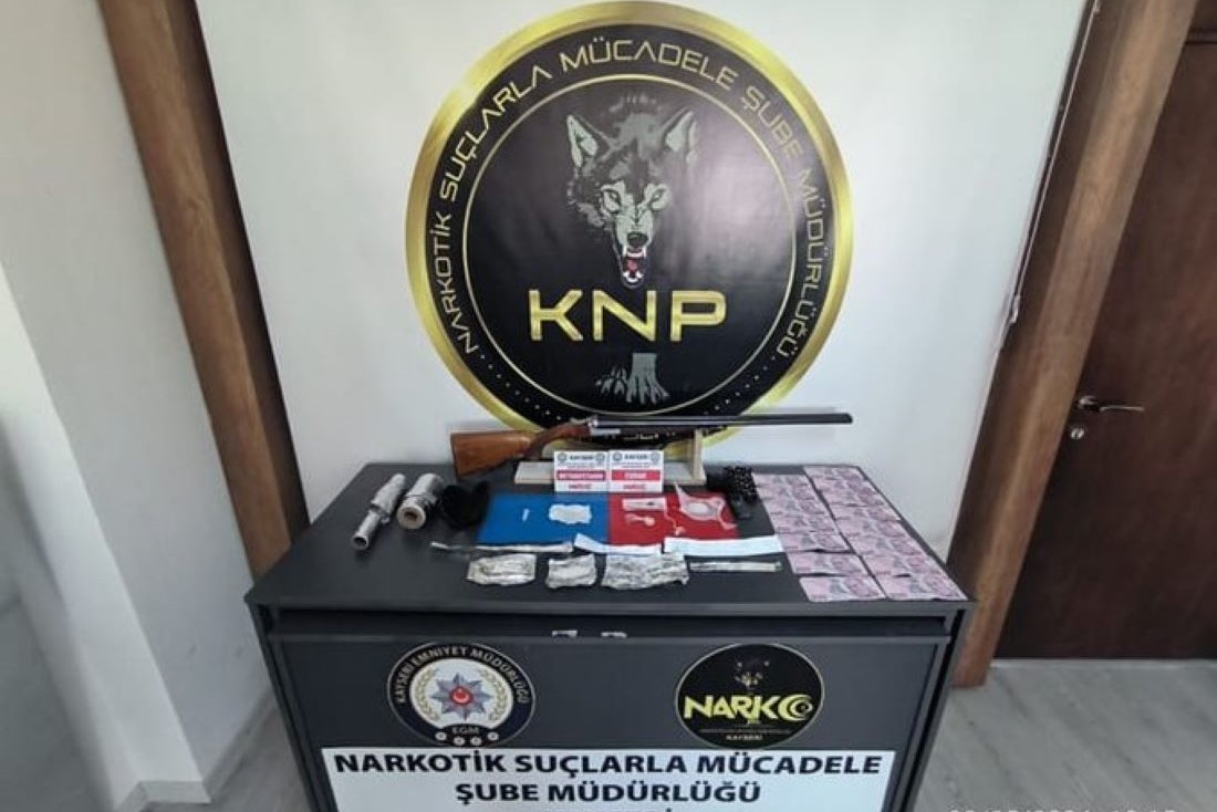 Kayseri'de polis ekiplerince yapılan uyuşturucu operasyonlarında torbacı olarak tabir edilen 7 şüpheli şahıs yakalanarak gözaltına alındı.