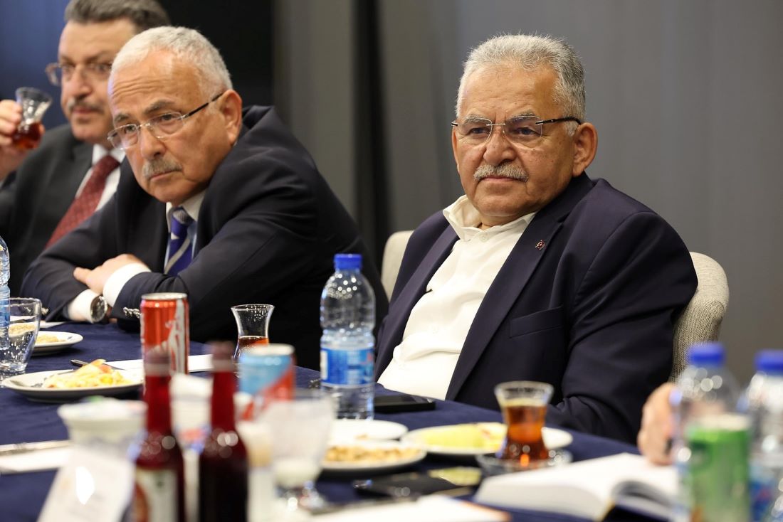 Kayseri Büyükşehir Belediye Başkanı Dr. Memduh Büyükkılıç, AK Parti Yerel Yönetimlerden Sorumlu Genel Başkan Yardımcısı Mustafa Demir'in başkanlığında gerçekleşen toplantıya katıldı.