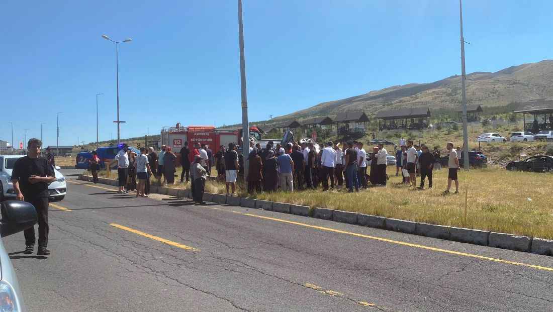 kayseri-erciyes-yolunda-iki-otomobilin-carpistigi-trafik-kazasinda-1-kisi-yaralandi-yarali-hastaneye-kaldirilirken-kazayla-ilgili-inceleme-baslatildi