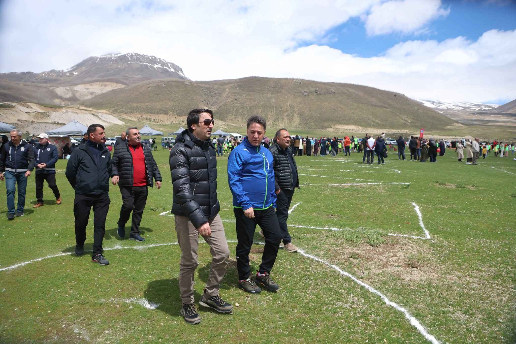 kayserinin-develi-ilcesinde-develi-belediyesi-ve-develi-dagcilik-kayak-ihtisas-spor-kulubu-devdak-is-birligiyle-duzenlenen-2-cocuk-dagcilar-festivali-belesme-yaylasinda-buyuk-bir-coskuyla-gerceklestirildi