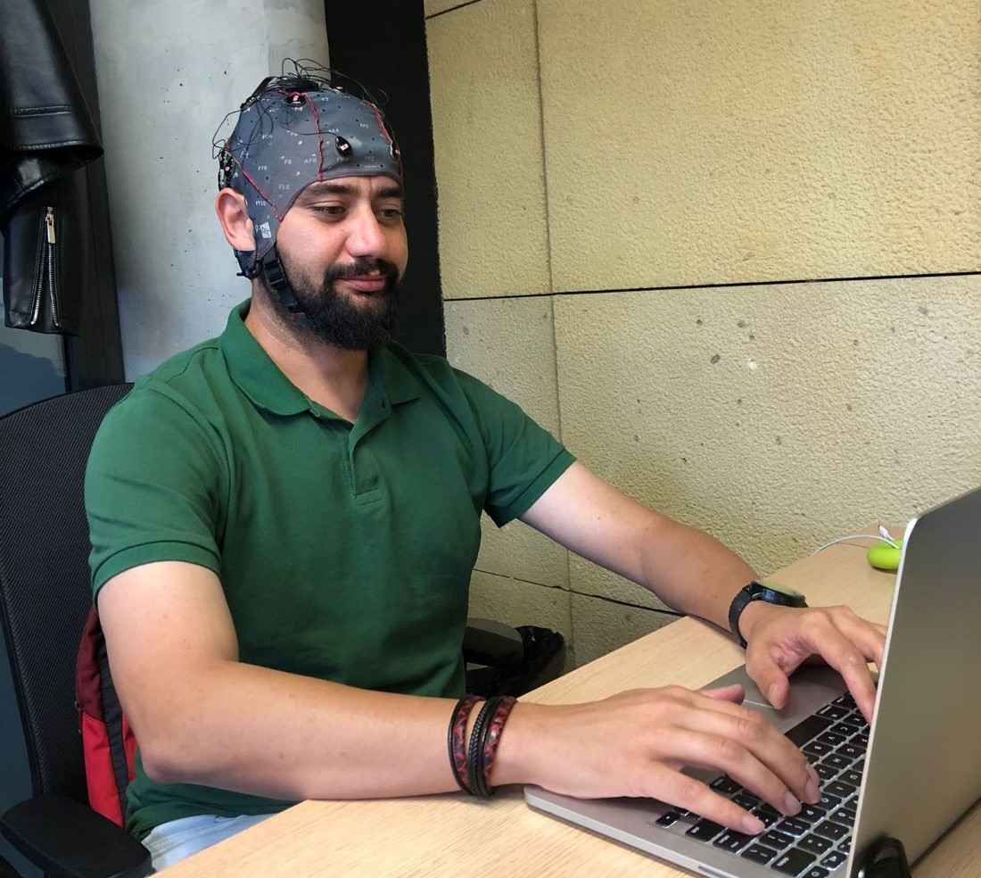 sirket-aldigi-destekle-gelistirdigi-projeyle-kullanicinin-kulak-icinden-aldigi-eeg-beyin-sinyallerini-analiz-ederek-kisisel-duygu-durumu-ve-odaklanma-seviyelerini-olcen-ve-raporlayan-bir-mobil-uygulamayi-hayata-geciriyor