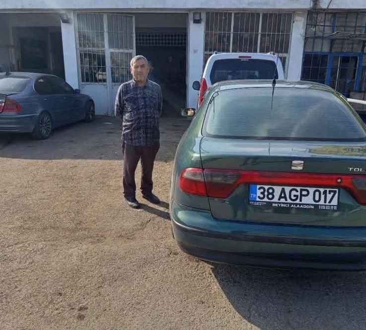kayserinin-bunyan-ilcesinde-kontrolden-cikarak-yol-kenarindaki-tarlaya-devrilen-otomobilde-bulunan-surucu-ali-demir-ile-babasi-unsal-demir-hayatini-kaybetti