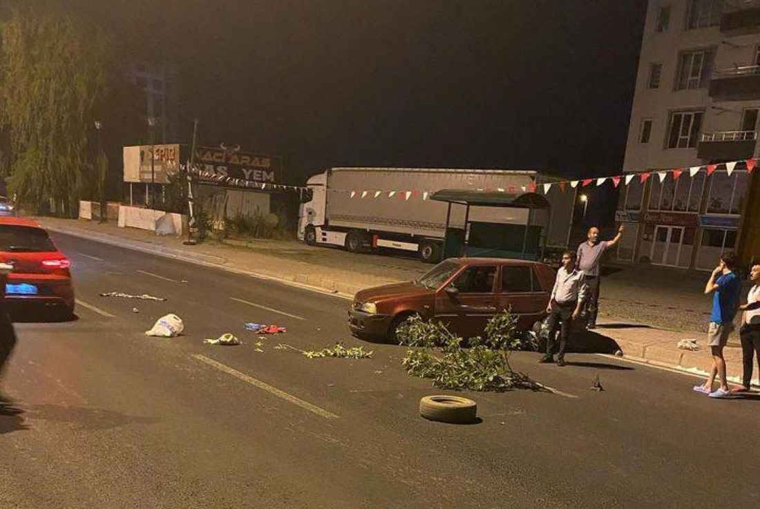 kayseride-kocasinan-ilcesine-bagli-erkilet-bulvarinda-gece-saatlerinde-meydana-gelen-trafik-kazasinda-duvara-carpan-aracta-maddi-hasar-meydana-geldi
