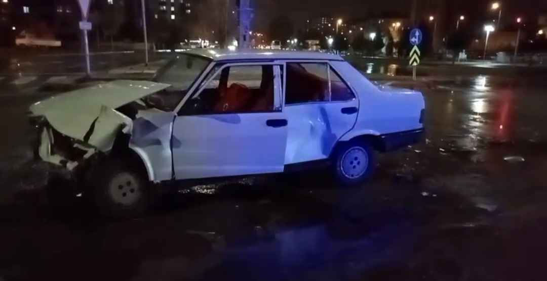 kayseride-iki-otomobilin-carpistigi-kazada-can-kaybi-ya-da-yaralanma-yasanmazken-araclarda-maddi-hasar-meydana-geldi