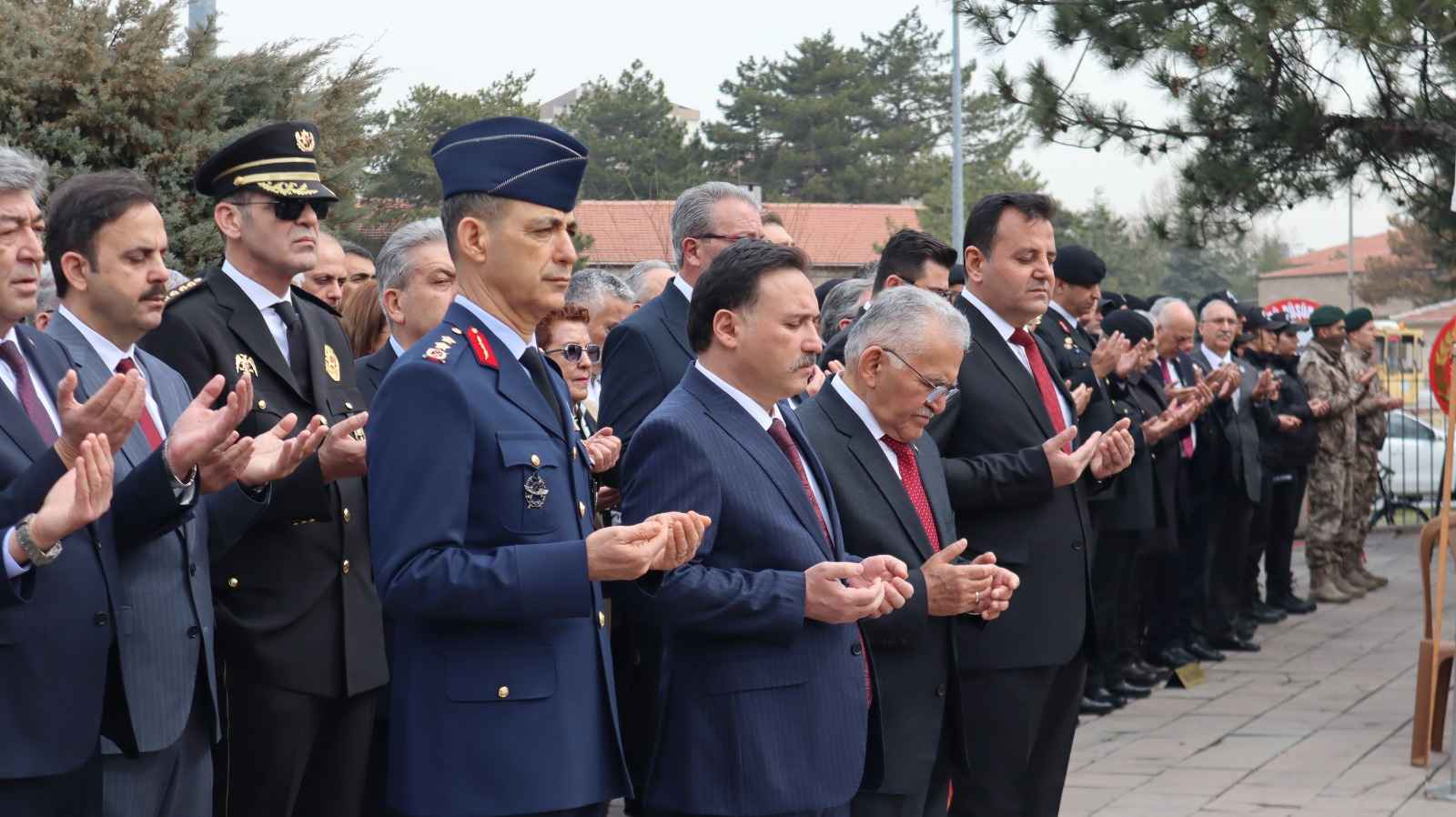 kayseride-18-mart-sehitleri-anma-gunu-ve-canakkale-deniz-zaferi-kapsaminda-duzenlenen-torende-konusan-gokmen-cicek-dunyadaki-savaslara-dikkat-cekerek-turkiyedeki-huzurun-korunmasi-icin-birlik-ve-beraberlik-cagrisi-yapti