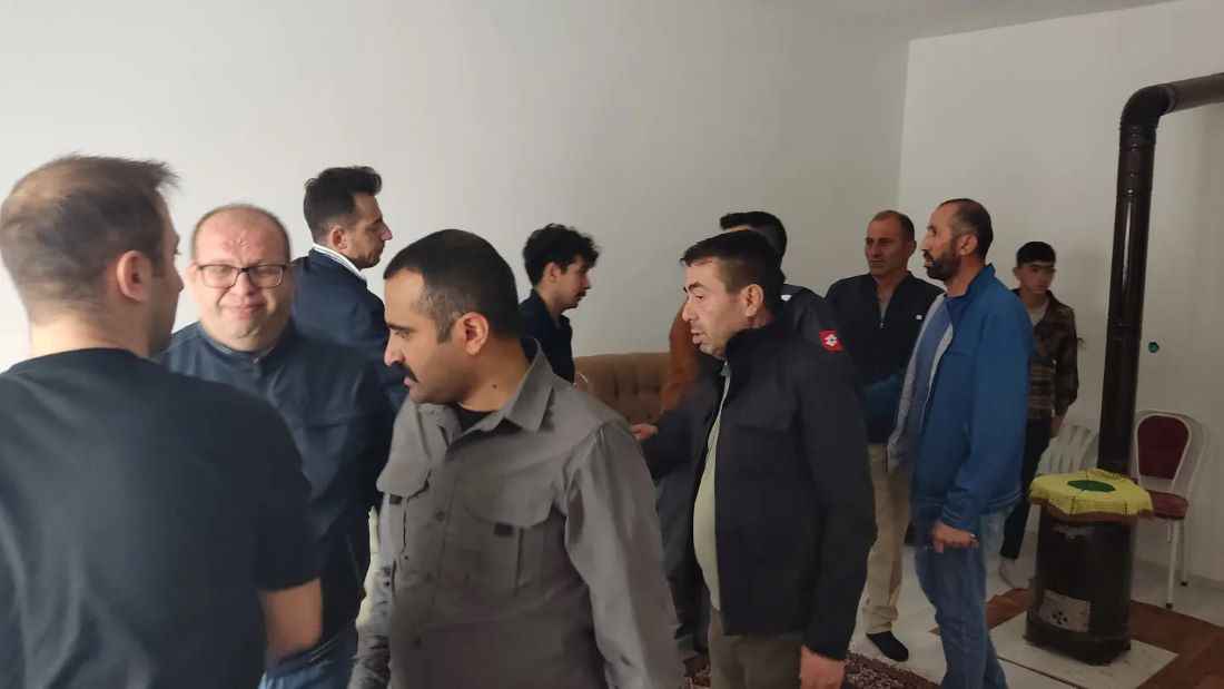 kayserinin-bunyan-ilcesinde-dun-aksam-saatlerinde-meydana-gelen-sel-felaketi-sonrasi-bunyan-belediye-baskani-selahattin-metin-il-protokolu-ile-birlikte-selde-kaybolan-bir-vatandasin-ailesine-ziyarette-bulundu