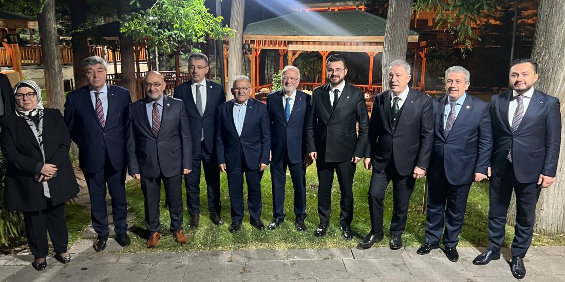 AK Parti Kayseri Teşkilatı, düzenlenen “İstişare ve Değerlendirme” toplantısında bir araya gelerek kentteki hizmetler, yatırımlar ve geleceğe yönelik projeleri masaya yatırdı. Toplantı, teşkilat içindeki birlik ve beraberlik mesajlarıyla sona erdi.