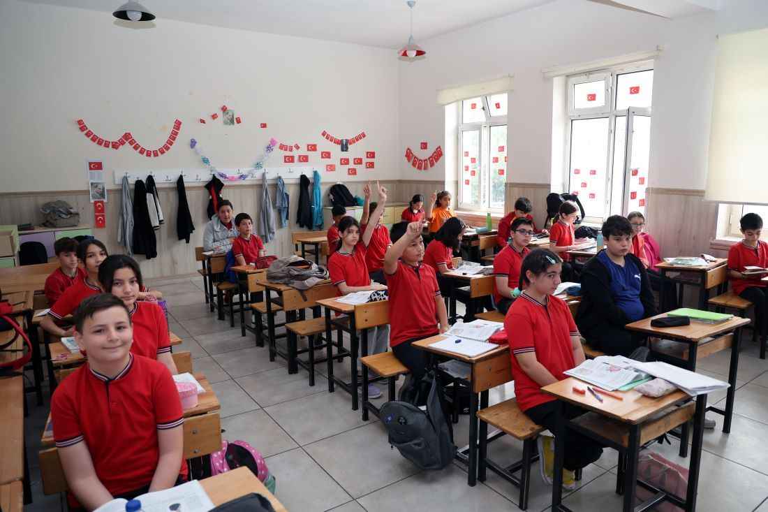 talas-belediye-baskani-mustafa-yalcin-talas-dervis-gunes-ortaokulu-ogrencilerinin-daveti-uzerine-turkiyede-yonetim-konulu-derse-konuk-olarak-yerel-yonetimler-hakkinda-bilgiler-verdi