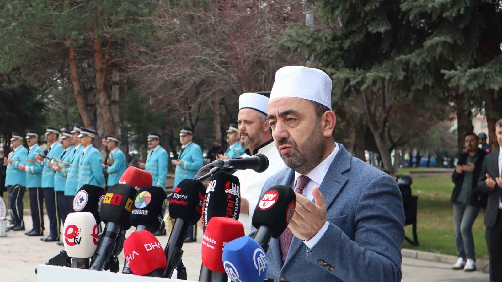kayseride-18-mart-sehitleri-anma-gunu-ve-canakkale-deniz-zaferi-kapsaminda-duzenlenen-torende-konusan-gokmen-cicek-dunyadaki-savaslara-dikkat-cekerek-turkiyedeki-huzurun-korunmasi-icin-birlik-ve-beraberlik-cagrisi-yapti