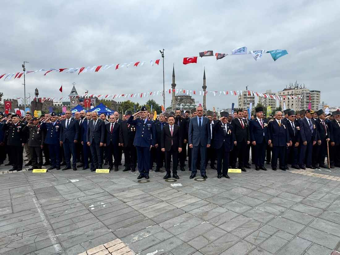 kayseride-19-eylul-gaziler-gunu-dolayisiyla-cumhuriyet-meydanindaki-ataturk-anitina-celenk-sunuldu-torende-konusan-muharip-gaziler-dernegi-kayseri-sube-baskani-kasim-tutgun-gaziler-gununun-vatan-ugruna-mucadele-eden-gazilerin-gurur-ve-serefle-hatirlandigi-ozel-bir-gun-oldugunu-soyledi