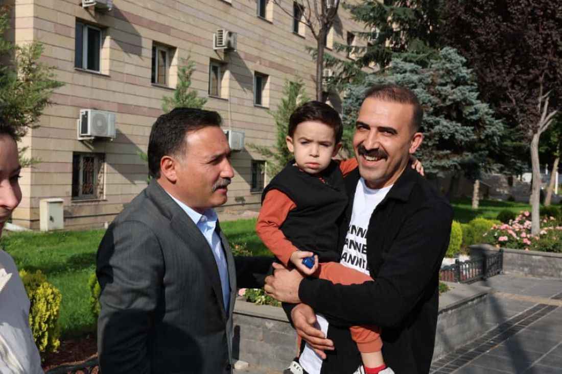 bugun-sivas-caddesinde-vatandaslarla-bir-araya-gelen-vali-cicek-talepleri-dinleyip-cozum-icin-talimat-verdi
