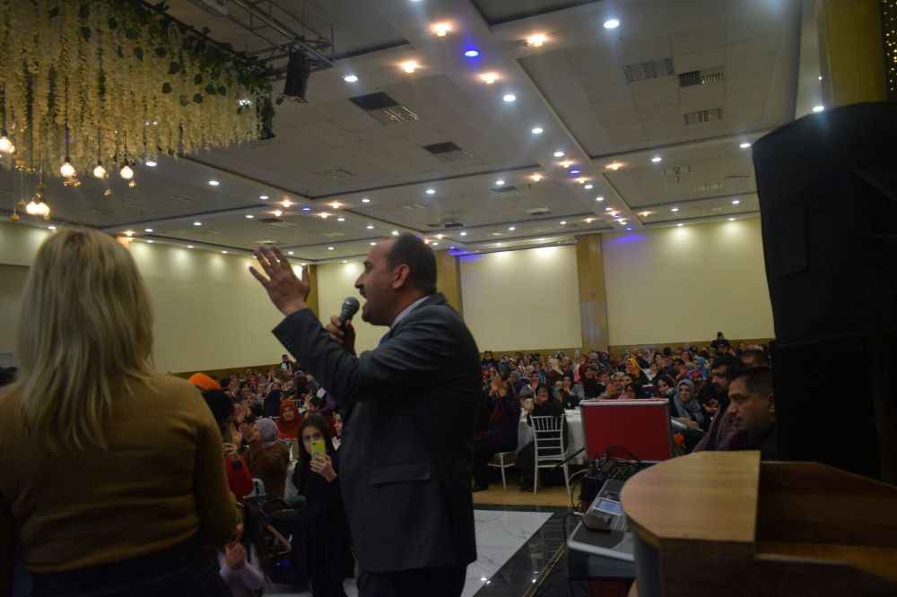 incesu-belediye-baskani-avukat-mustafa-ilmek-8-mart-dunya-kadinlar-gununu-ozel-bir-etkinlikle-kutladi-incesu-belediyesi-dugun-salonunda-duzenlenen-etkinlige-yuzlerce-incesulu-kadin-yogun-ilgi-gosterdi